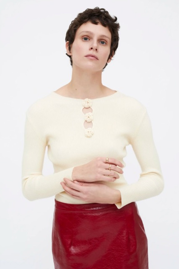 WHITE RIBBED KNIT TOP WITH EMBROIDERED ROSES