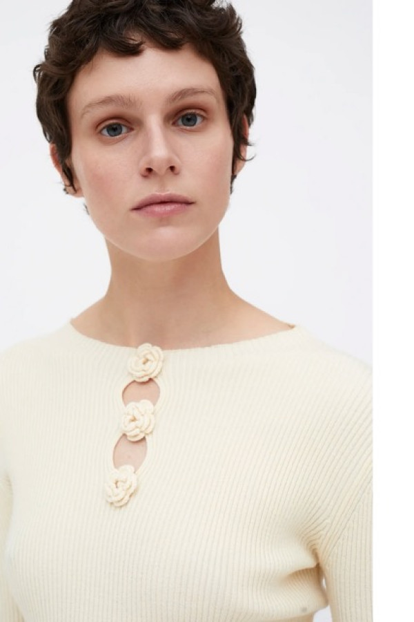 WHITE RIBBED KNIT TOP WITH EMBROIDERED ROSES