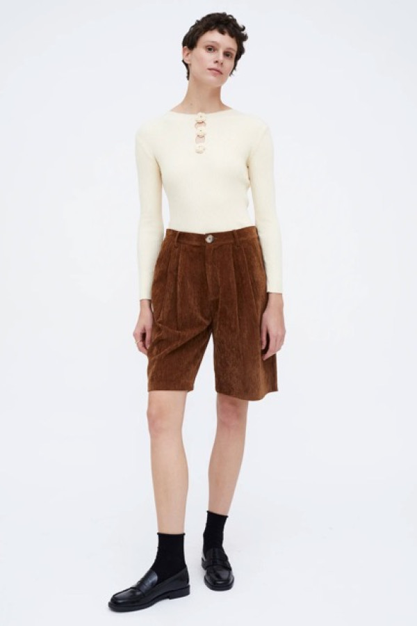 HIGH WAISTED BERMUDA SHORTS WITHA VELVETY EFFECT 