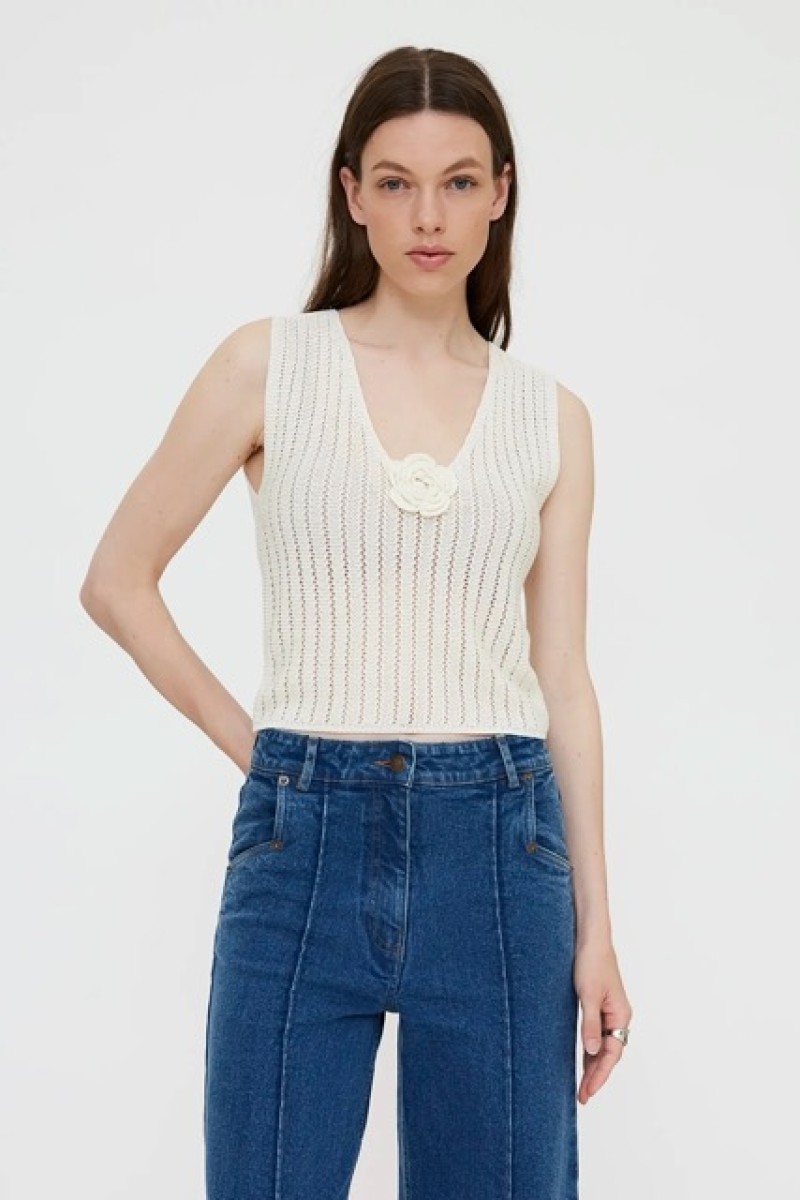 WHITE KNIT TOP WITH EMBROIDERED FLOWER