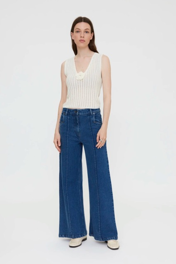 WHITE KNIT TOP WITH EMBROIDERED FLOWER