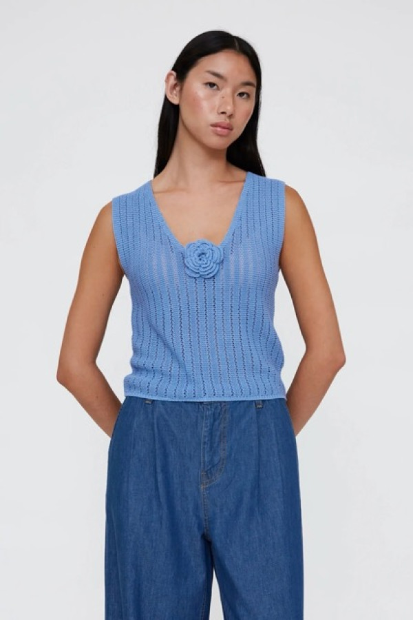 BLUE KNIT TOP WITH EMBROIDERED FLOWER