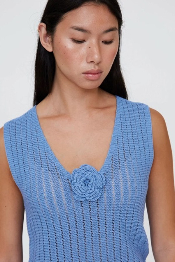 BLUE KNIT TOP WITH EMBROIDERED FLOWER