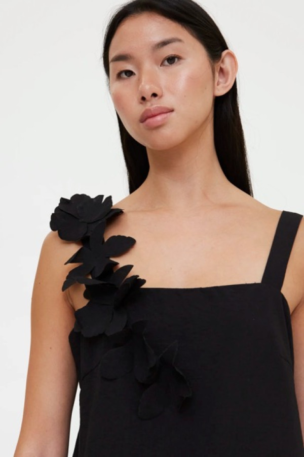 SHORT BLACK CREPE DRESS WITH FLORAL DETAILS 