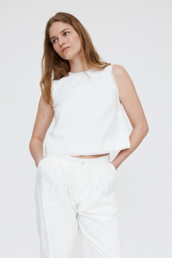 WHITE TOP WITH LACE