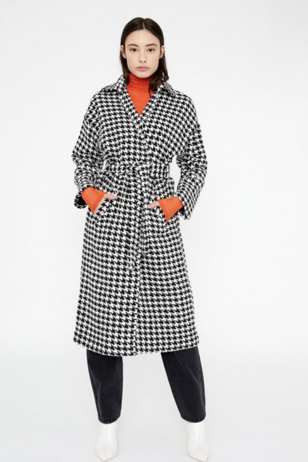 WHITE HOUNDSTOOTH PRINT LONG BUTTON - DOWN COAT WITH BELT